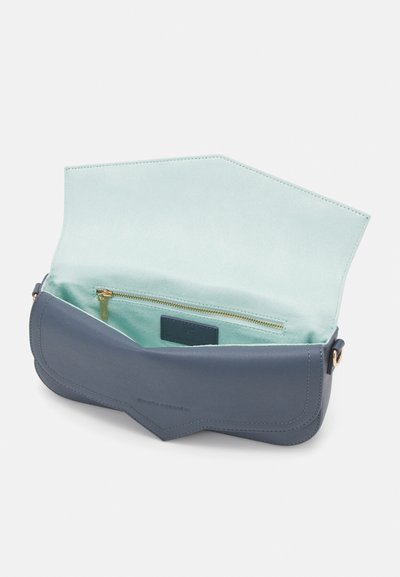 Borsa a tracolla in pelle blu con interno verde menta. Caratterizzata da una tasca con zip e un design a pattina strutturato e angolare.