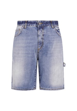 Pantalones cortos de mezclilla azul desgastada con trabillas para cinturón, cinco bolsillos, cierre con botón y detalle de lazo lateral, mostrados sobre un fondo blanco.