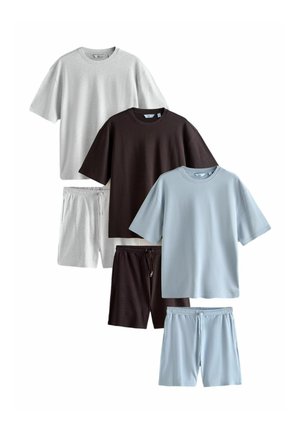 Tre sæt afslappet tøj med kortærmede T-shirts og matchende shorts i lysegrå, mørkebrun og lyseblå farver.