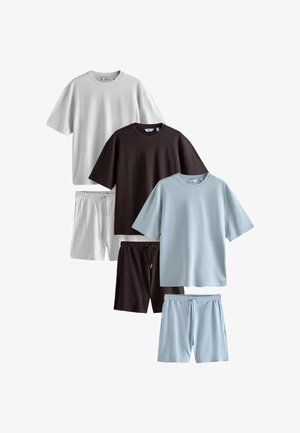 Trei seturi de îmbrăcăminte casual cu tricouri cu mâneci scurte și pantaloni scurți asortați în culorile gri deschis, maro închis și albastru deschis.