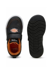 Crne i narančaste teniske cipele za malu djecu s čičak trakama, Hot Wheels logo na vrhu i Puma branding na teksturiranom potplatu.