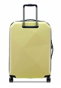 Valigia rigida gialla con design geometrico, manico estensibile e dettagli neri; dotata di ruote per una facile mobilità.