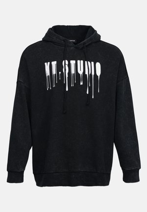 Schwarzer oversized Hoodie aus softem Stoff, mit einem Frontdesign in weißem, herabfließendem Text, verstellbaren Kordeln und gerippten Bündchen.