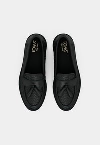 Pantofi loafer negri din piele împletită cu un finisaj neted, având un accent cu ciucure și un design cu vârf rotund. Interiorul are o sosete personalizată.