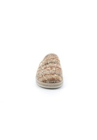 Pantofole lavorate a maglia in tonalità beige e bianco sporco con punta arrotondata e superficie texturizzata. Presentano una suola morbida e flessibile per il massimo comfort.