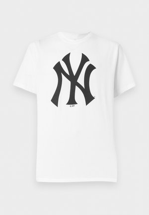 T-shirt blanc à manches courtes avec un grand logo « NY » noir stylisé centré sur le devant.