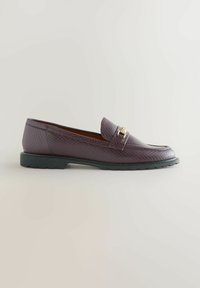 Dunkellila Leder-Loafer mit strukturiertem Muster, versehen mit einem rechteckigen Goldakzent und einer schwarzen Gummisohle. Seitenansicht.