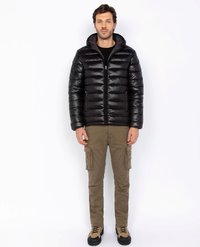 Zwarte gewatteerde jas met een capuchon, rits aan de voorkant en zijzakken. Draag het over een zwart shirt, gecombineerd met cargo-broek en veterschoenen.