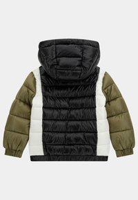 Giacca imbottita nera, verde oliva e bianca. Presenta un cappuccio, una texture trapuntata e polsini elastici. Adatta per il clima più freddo.