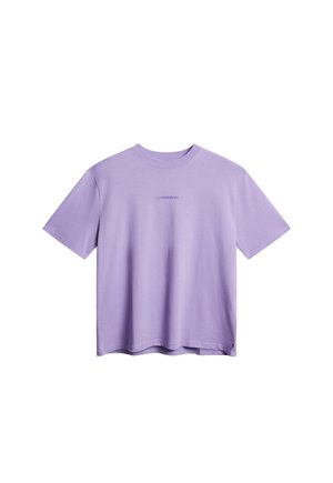 Lavendel bomulds T-shirt med korte ærmer, rund halsudskæring og subtilt "J.Lindeberg" logo trykt i mørkere lavendel henover brystet.