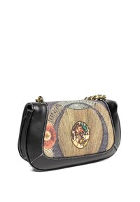 Borsa in pelle nera con design della mappa vintage stampata, tracolla in catena dorata e cuciture bianche lungo i bordi, angolata leggermente a sinistra.