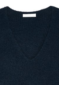 Mörkblå stickad tröja med V-halsdesign. Mjukt, strukturerat tyg med en löst sittande passform. Etikett synlig vid halsringningen.