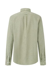 Camisa de botones verde claro con mangas largas, que presenta un pliegue en la parte trasera y un cuello clásico. Fabricada con una tela texturizada.