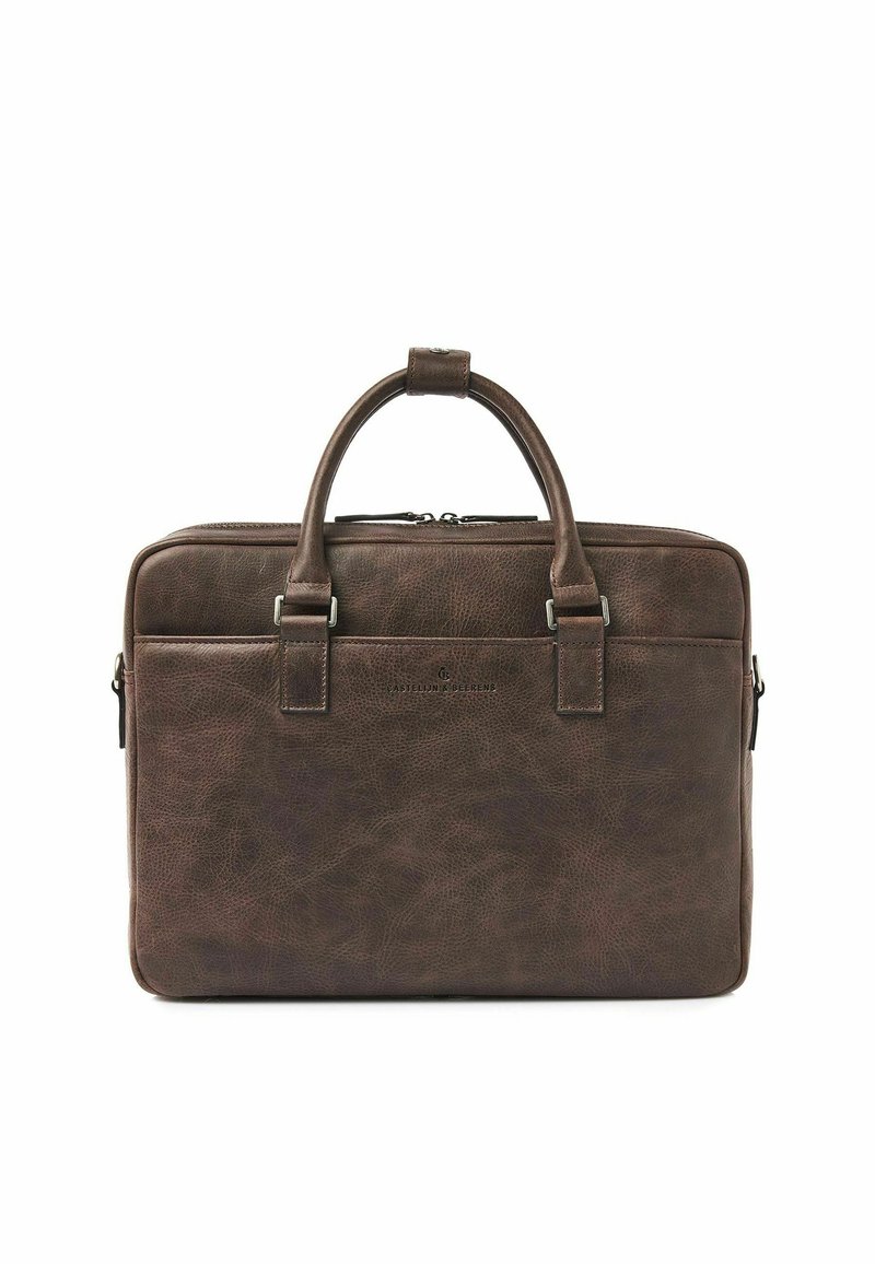 Mallette en cuir marron avec doubles poignées, poche avant zippée et logo de marque discrètement embossé, isolée sur fond blanc.