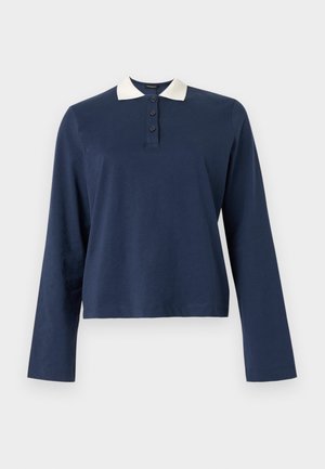 Polo à manches longues bleu marine avec col blanc et patte à trois boutons, présenté sur un fond uni.