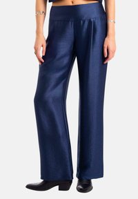 THE-ARE CON DETALLE DE CINTURA ANCHA - Pantalon classique - blue