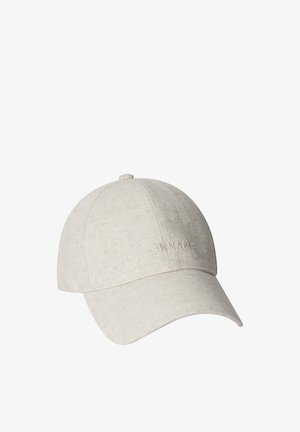 Gorra de béisbol de tela beige claro con visera curva y sutil logo bordado "FACONNABLE" en el panel frontal.