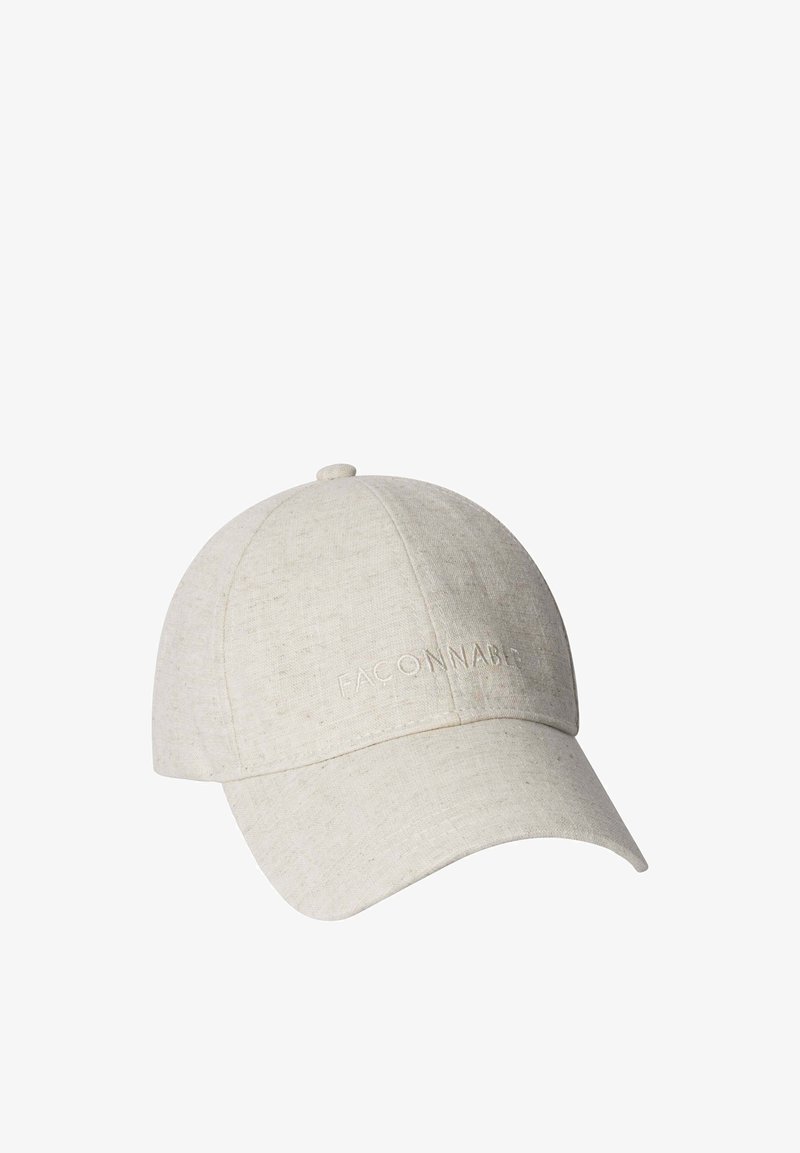 Gorra de béisbol de tela beige claro con visera curva y sutil logo bordado "FACONNABLE" en el panel frontal.