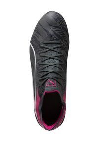 Zwart en grijs gestreepte sportschoen met een gestructureerde bovenkant, platte veters en roze accenten langs de zijkanten en de hiel.