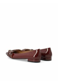 Bordeaux lakschoenen met een spitse neus, decoratief kruisontwerp, metalen accenten en een lage vierkante hak.