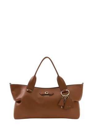 Bolso de mano Guess de cuero marrón con dos asas, logo metálico y adornos decorativos de llavero en el lado derecho.