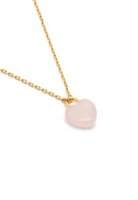 Goldene Halskette mit einem glatten, hellrosa, herzförmigen Anhänger, der mit einer kleinen Metallschlaufe befestigt ist.