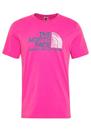 Jasnoróżowy t-shirt z krótkim rękawem z niebiesko-białym logo "The North Face Never Stop Exploring" na środku z przodu.