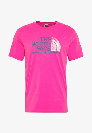 Jasnoróżowy t-shirt z krótkim rękawem z niebiesko-białym logo "The North Face Never Stop Exploring" na środku z przodu.