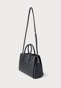 Μαύρη τσάντα χειρός με δομημένη επιφάνεια και γεωμετρικό μοτίβο. Διαθέτει διπλές λαβές στο πάνω μέρος και ρυθμιζόμενο ιμάντα ώμου.