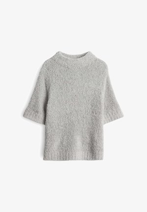 Pull gris clair avec une surface texturée et duveteuse. Présente des manches courtes et un col haut avec une coupe ample. Fabriqué à partir d'un matériau doux.