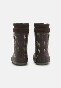 Hnědé voděodolné boty se strukturovaným povrchem, který má hravý vícevýznamový vzor dinosaurů, a pevný žebrovaný límec.