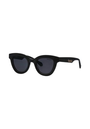 Schwarze Cat-Eye-Sonnenbrille mit dunklen Gläsern und einem goldenen "Superdry"-Logo am Bügel vor weißem Hintergrund.