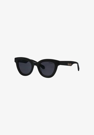 Schwarze Cat-Eye-Sonnenbrille mit dunklen Gläsern und einem goldenen "Superdry"-Logo am Bügel vor weißem Hintergrund.