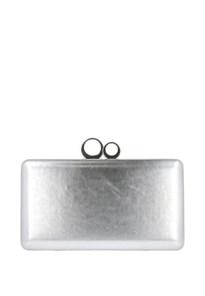 Bolso clutch rectangular plateado con un acabado metálico liso y dos cierres redondos de anillo de metal en la parte superior para cerrar.