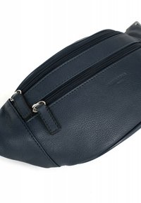 Borsetta in pelle blu navy con due scomparti con zip, caratterizzata da una finitura testurizzata e un design pulito e curvo. L'hardware include cerniere in argento.