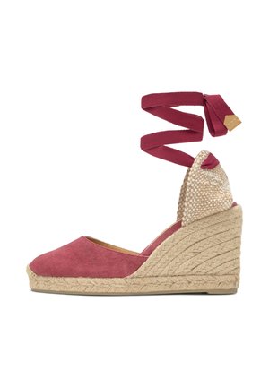 Wedge espadrille met gevlochten jute hak, rozenkleurige stoffen neus en lange rozenkleurige enkelbandjes op witte achtergrond.