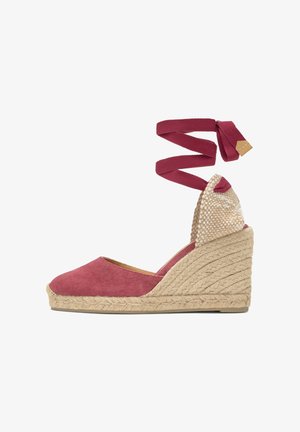 Wedge espadrille met gevlochten jute hak, rozenkleurige stoffen neus en lange rozenkleurige enkelbandjes op witte achtergrond.