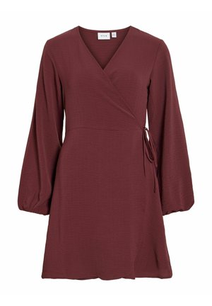 Vikkelignende burgunderfarvet kjole med lange puffede ærmer og bindebånd i siden ved taljen, lavet af tekstureret stof.