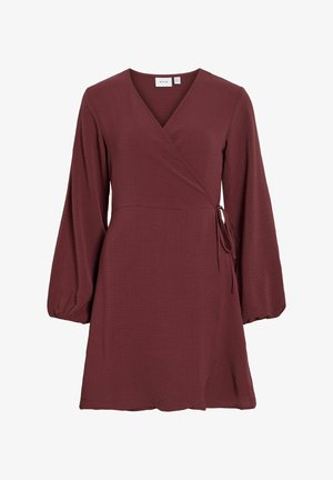 Vikkelignende burgunderfarvet kjole med lange puffede ærmer og bindebånd i siden ved taljen, lavet af tekstureret stof.