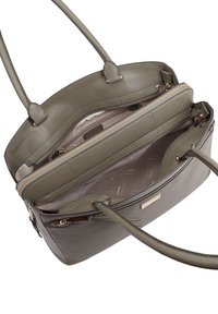 Olijf groene leren handtas met dubbele handgrepen, ritssluiting aan de bovenkant en meerdere binnenvakken. Gladde textuur met subtiele branding.