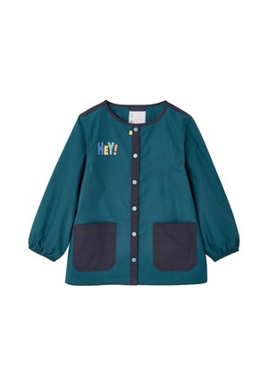 Kinder Langarmshirt in Türkis mit schwarzem Besatz, schwarzen Fronttaschen, Druckknöpfen und buntem "HEY!" Text auf der Brust.
