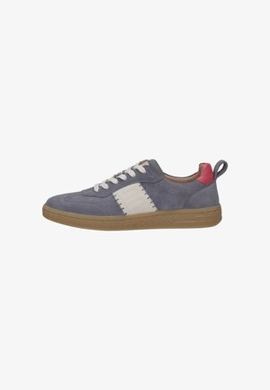 Baskets en suede gris avec accent logo blanc, lacets blancs, tab de talon rose, et semelle en caoutchouc naturel avec un motif texturé.