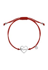 Czerwony spleciony sznurkowy bransoletka z ozdobą w kształcie serca ze srebra, na którym widnieje słowo "Mama", oraz małym okrągłym metalowym akcentem.
