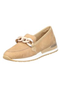 Chaussure slip-on en daim beige avec un bout rond, ornée d'une chaîne dorée décorative sur le devant et d'une semelle en caoutchouc blanche avec un accent beige.