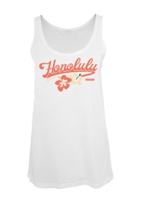 Das weiße Tanktop zeigt "Honolulu" in korallenfarbenen und gelben Buchstaben, geschmückt mit Hibiskusblüten und Schmetterlingsgrafiken. Aus glattem, leichtem Stoff.