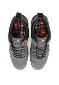 Grå lädersneakers med svarta detaljer, som har en rutigt inlägg, röda och blå detaljer samt en texturerad yta. Snörningsdesign, rundad tå.