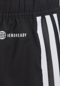 Schwarze Shorts mit elastischem Bund, ausgestattet mit weißen Mesh- und festen Streifen. Das Logo "AEROREADY" wird in Weiß angezeigt.