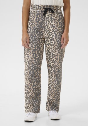 Pantaloni con stampa leopardata su sfondo beige, con dettagli neri e una vita elasticizzata. Texture liscia e design morbido.
