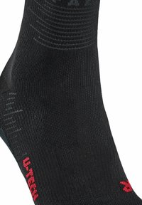 Calzino sportivo nero con texture a coste, tallone rinforzato e logo rosso di lato. Design leggero e aderente per il massimo comfort.