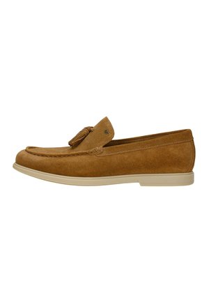Bruine suède loafer met kwastdetail, beige rubberen zool en lage hak, vanuit de linkerkant getoond op een witte achtergrond.